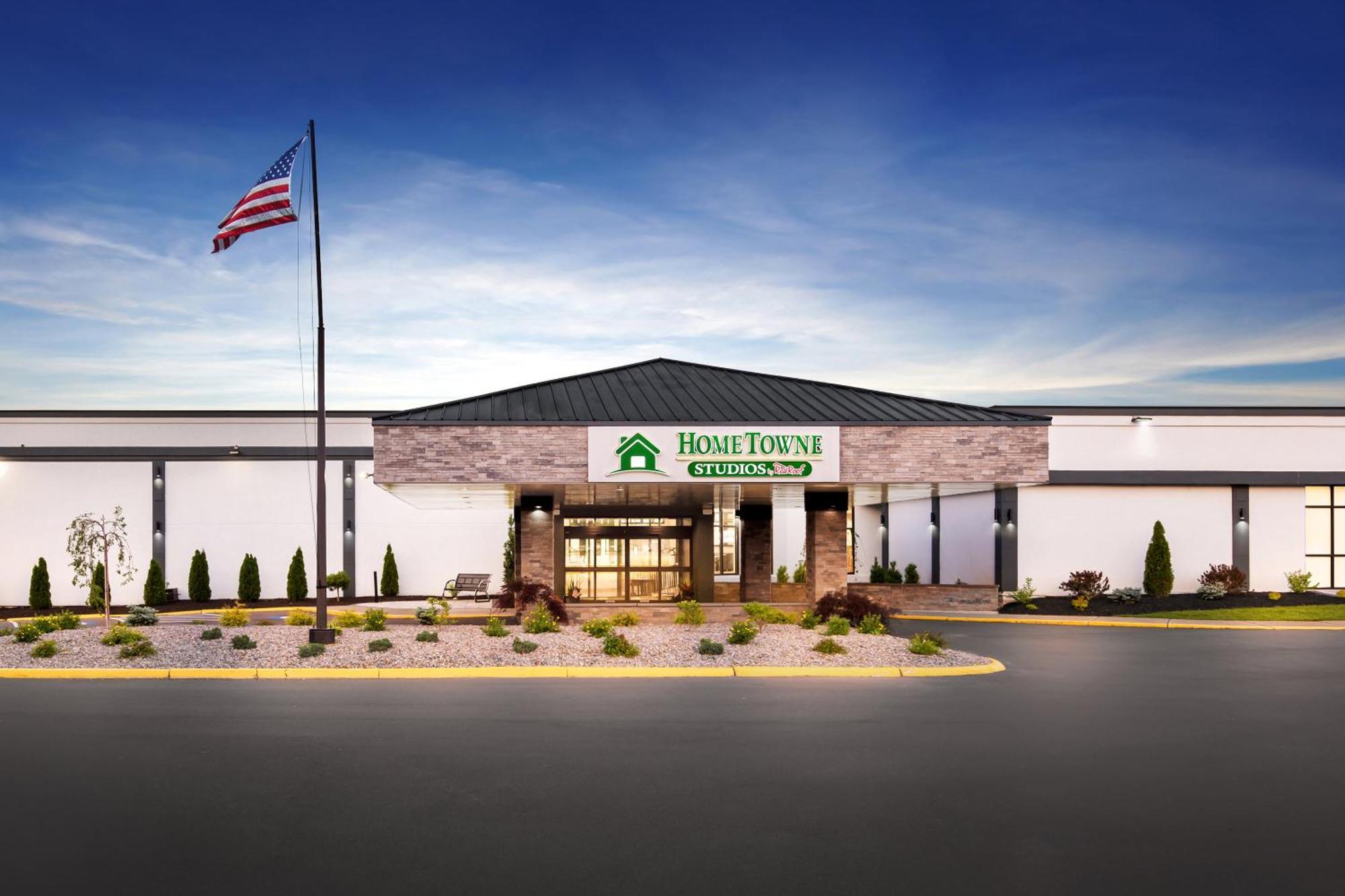 Hometowne Studios By Red Roof & Conference Center Cortland Exterior foto