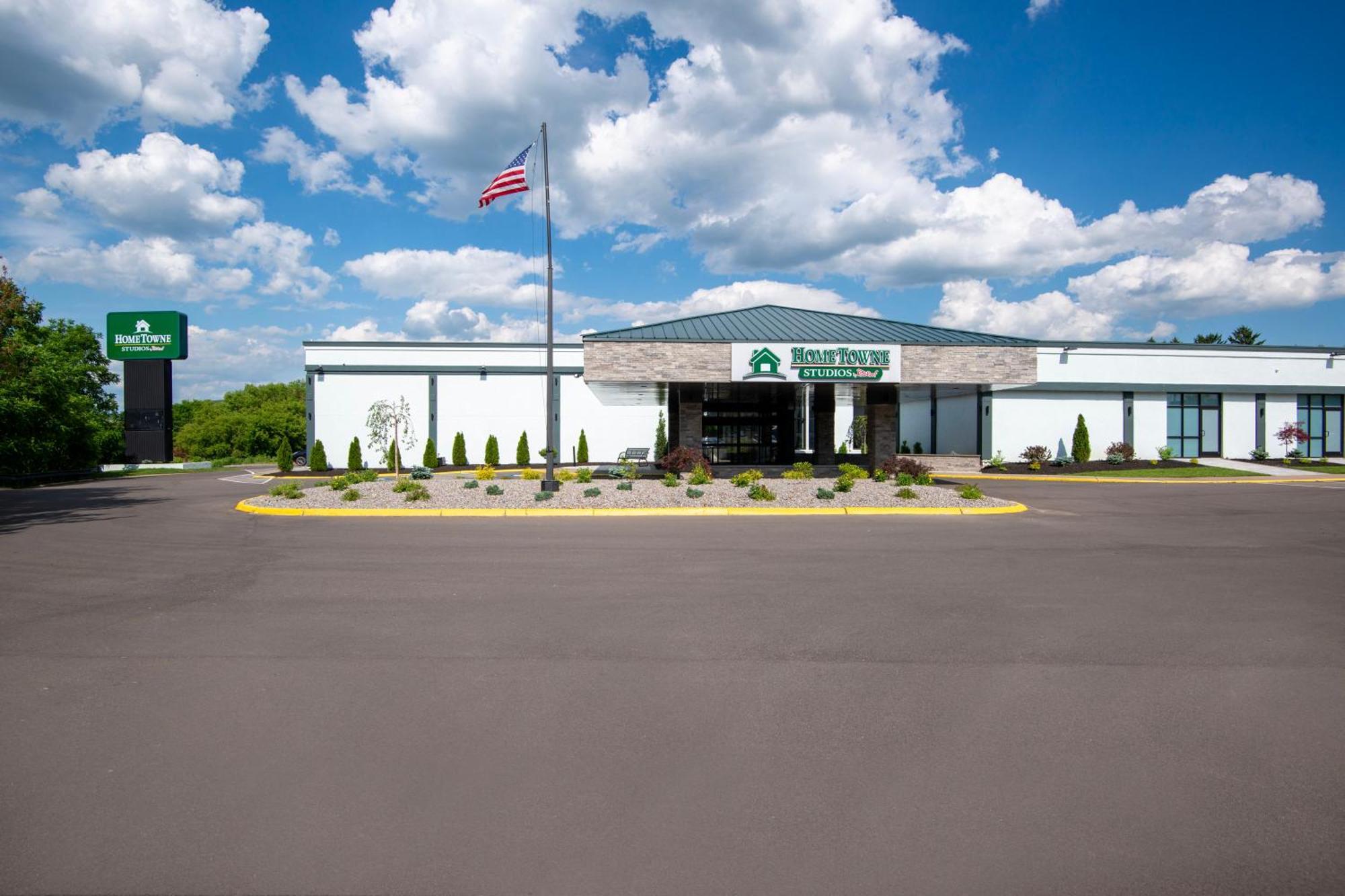 Hometowne Studios By Red Roof & Conference Center Cortland Exterior foto