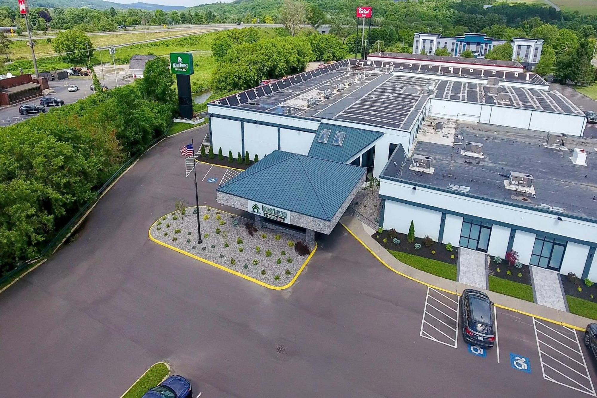 Hometowne Studios By Red Roof & Conference Center Cortland Exterior foto