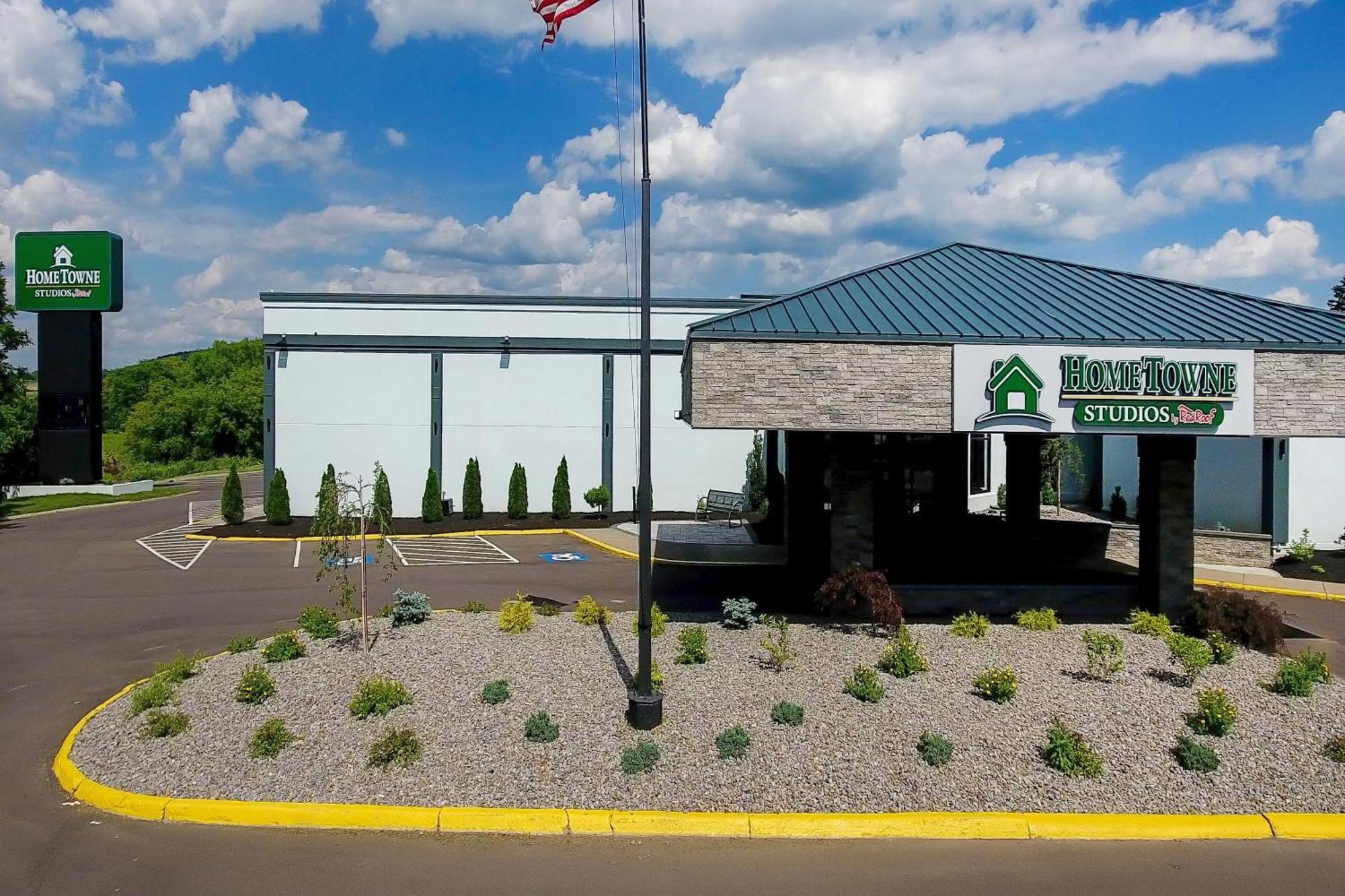 Hometowne Studios By Red Roof & Conference Center Cortland Exterior foto