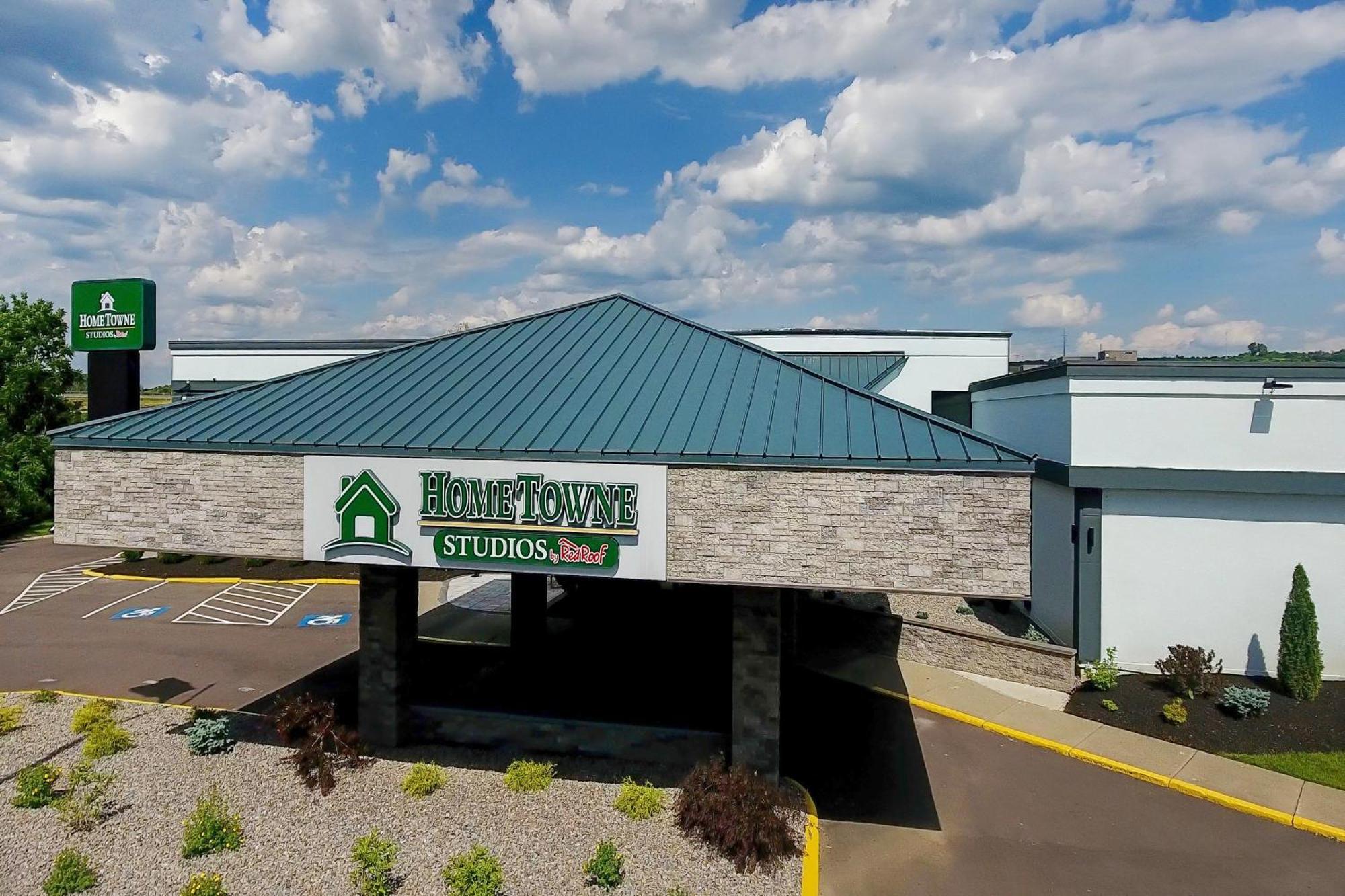 Hometowne Studios By Red Roof & Conference Center Cortland Exterior foto