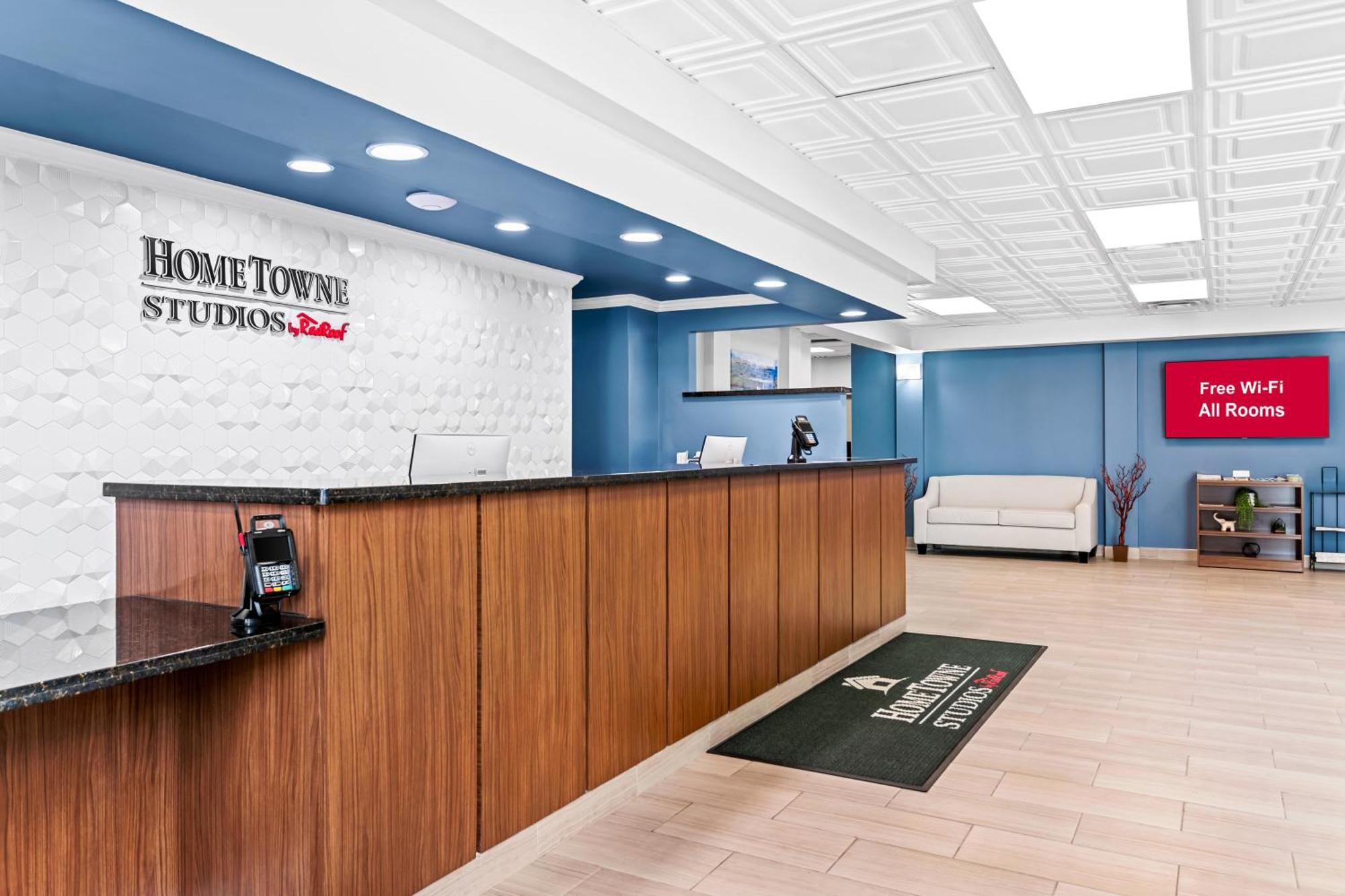 Hometowne Studios By Red Roof & Conference Center Cortland Exterior foto