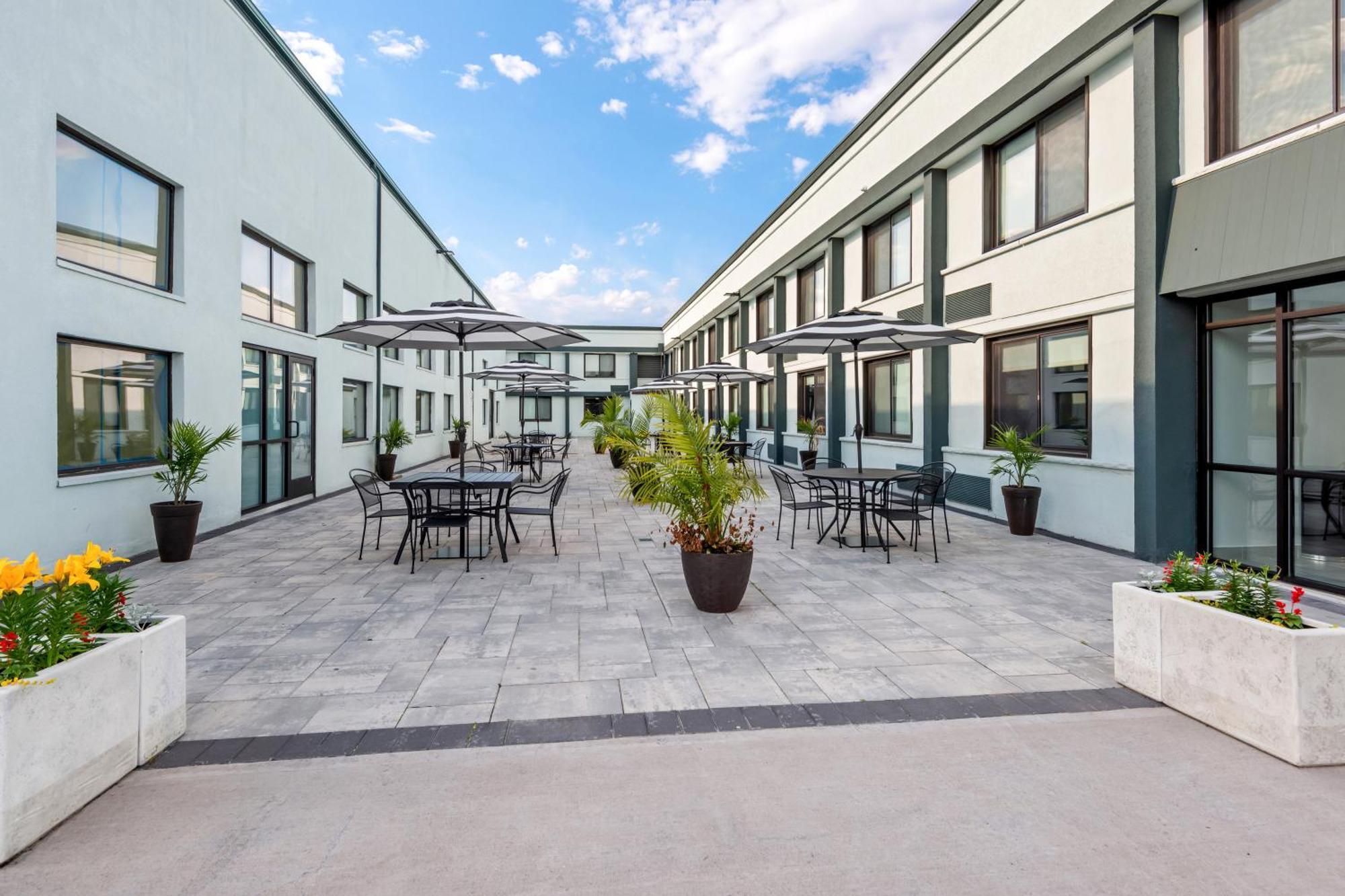 Hometowne Studios By Red Roof & Conference Center Cortland Exterior foto