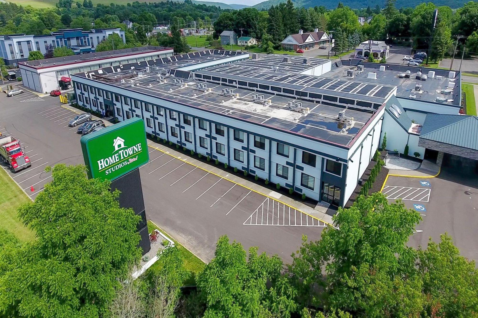 Hometowne Studios By Red Roof & Conference Center Cortland Exterior foto
