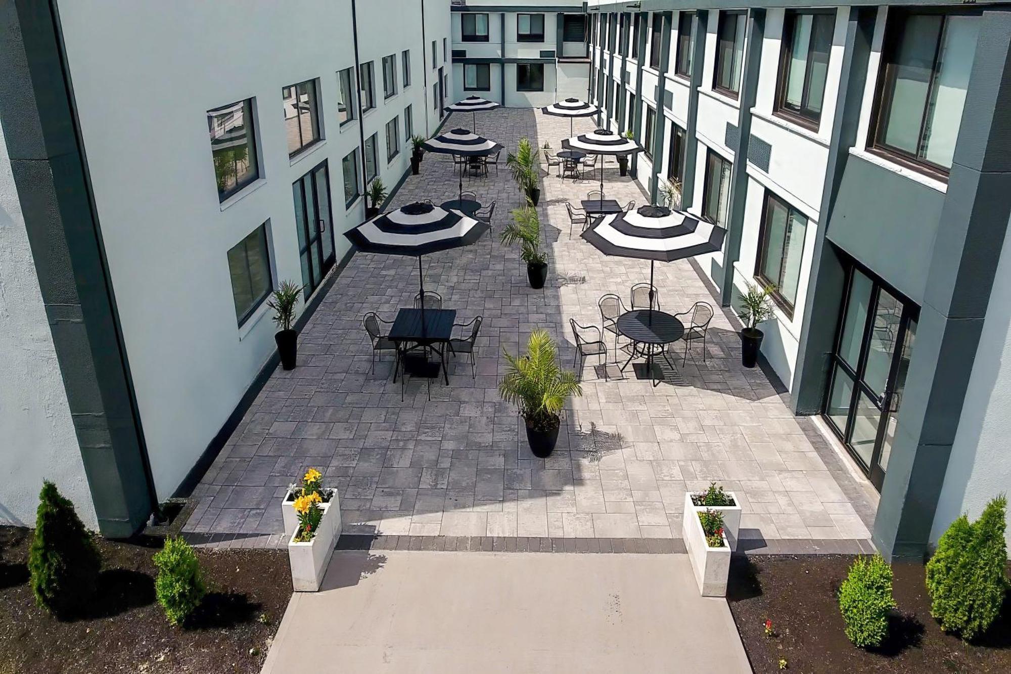 Hometowne Studios By Red Roof & Conference Center Cortland Exterior foto
