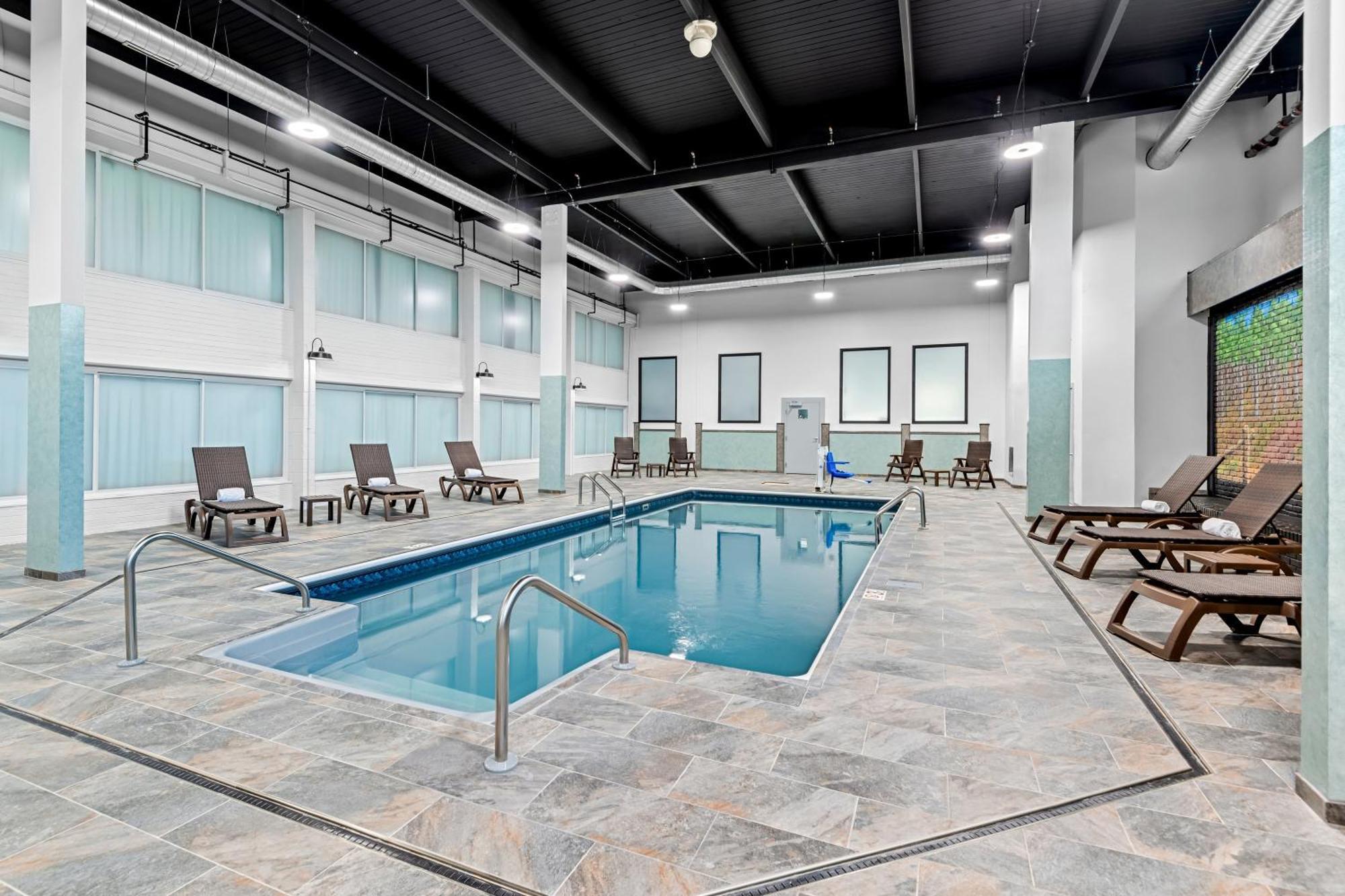 Hometowne Studios By Red Roof & Conference Center Cortland Exterior foto